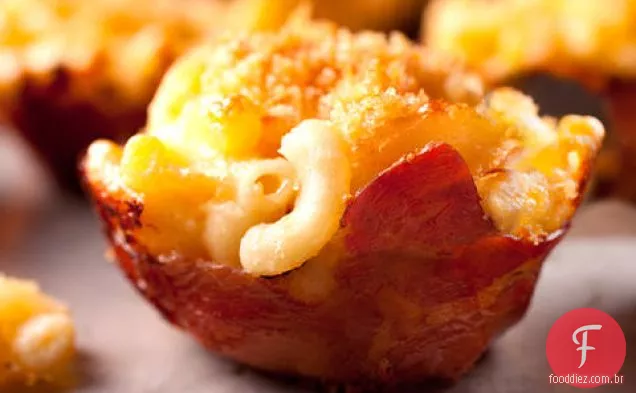 Macarrão e copos de queijo embrulhados em Prosciutto