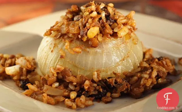 Cebolas Vidalia recheadas com arroz-pilaf de lentilha