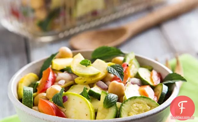 Abobrinha marinada e salada de grão de bico
