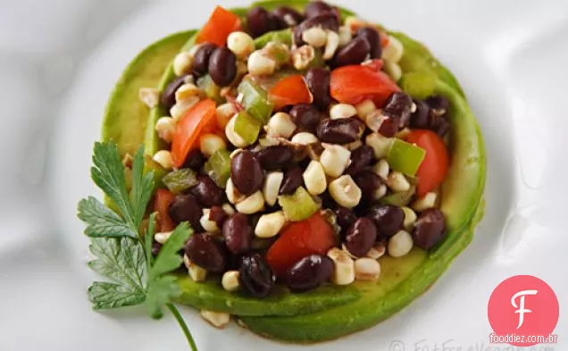 Salada de milho cru e feijão preto com abacate