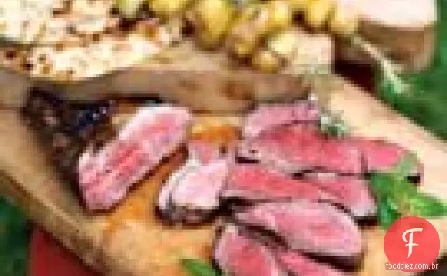 Cordeiro Grelhado Com Espetos De Batata De Alecrim