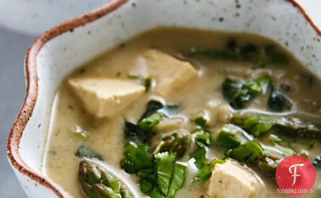 Caril verde tailandês com legumes e Tofu