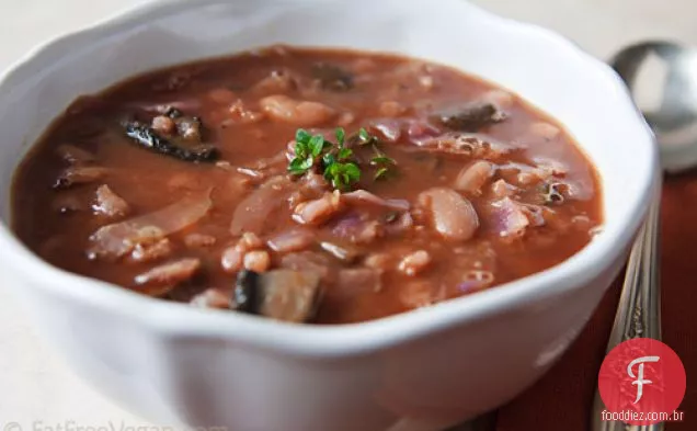 Sopa de cogumelos e cevada com feijão Cannellini e repolho