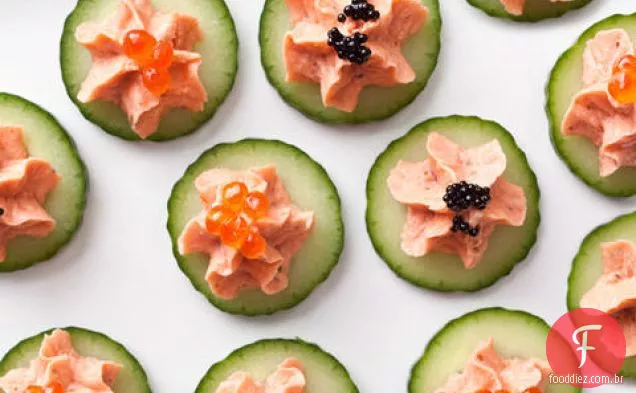 Salmão defumado com Caviar em pepino