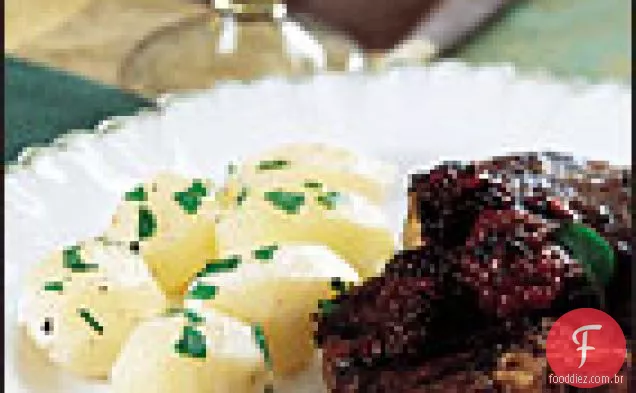 Costeletas de cordeiro grelhadas com sabor de amora-preta