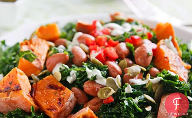 Salada de couve massageada com batata-doce e molho de sementes de abóbora