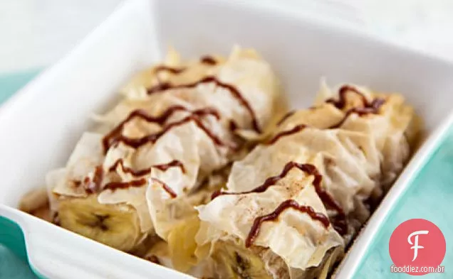 Bananas assadas em Phyllo com molho de Chocolate adoçado com tâmaras
