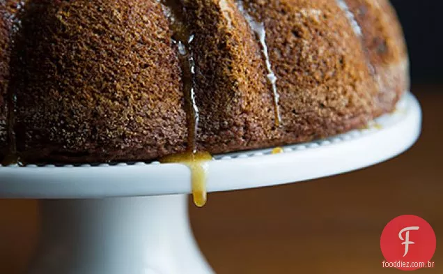 Bolo de gengibre com molho de maçã com esmalte de bordo