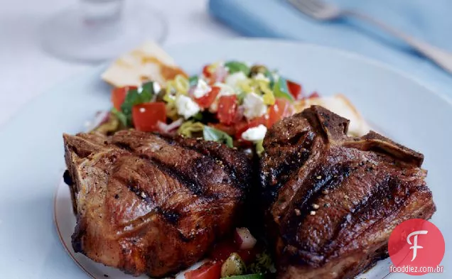 Costeletas de cordeiro grelhadas Ouzo e noz-moscada