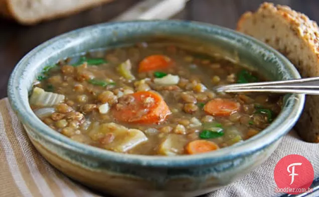 Sopa de lentilha com coentro e cominho