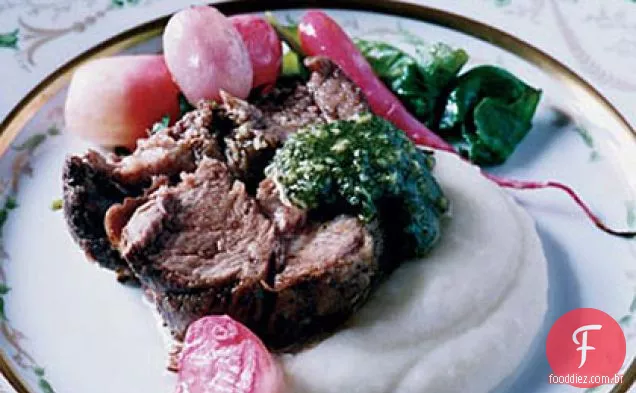 Ombro de cordeiro assado lentamente com Pesto de amêndoa e hortelã