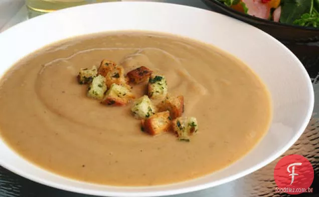 Sopa de maçã e castanha com Croutons de salsa