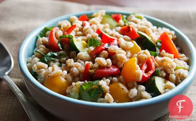 Salada Farro com tomate e abobrinha grelhada