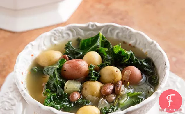 Zuppa Vegana: sopa italiana de batata, feijão e couve