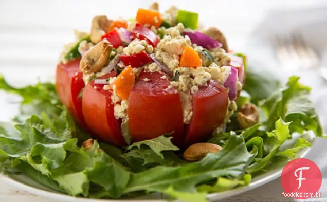 Salada colorida de Tofu com manjericão e castanha de caju