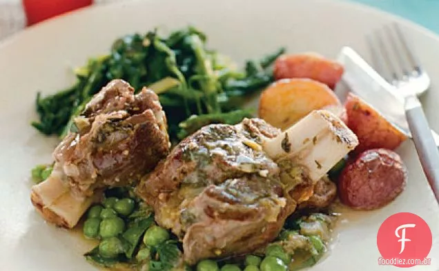 Ensopado de cordeiro com pimenta verde, coentro e ervilhas