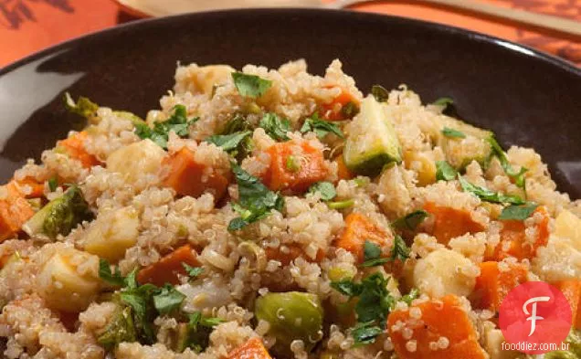 Salada quente de Quinoa com legumes assados de outono e molho de gengibre e cebolinha