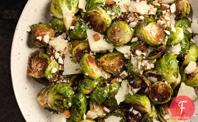 Couves de Bruxelas assadas com amêndoas e Pecorino