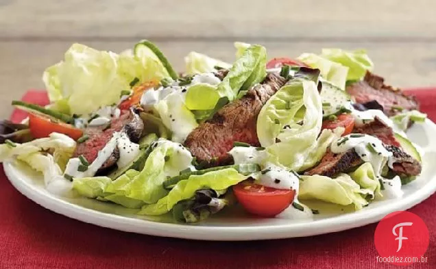 Salada de bife com molho cremoso
