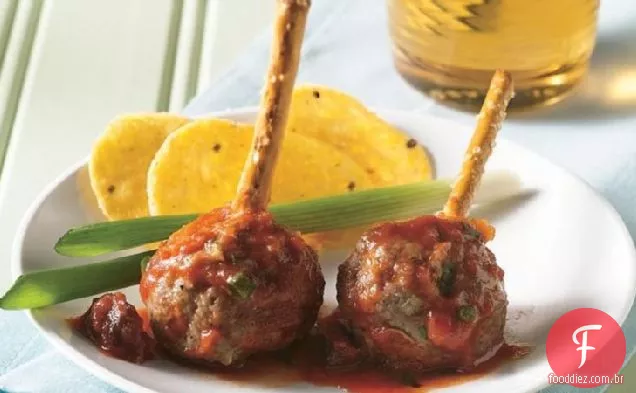 Almôndegas com molho de tomate assado no fogo