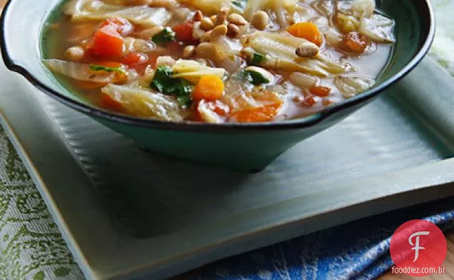 Sopa simples de repolho e grão de bico com manjericão fresco