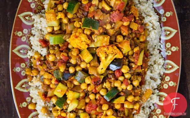 Legumes e grão de bico infundidos com cominho sobre Quinoa