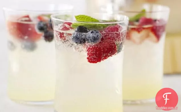 Cocktail de limonada vermelha e azul