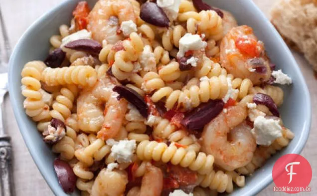 Macarrão grego com camarão, queijo Feta, tomate e azeitonas