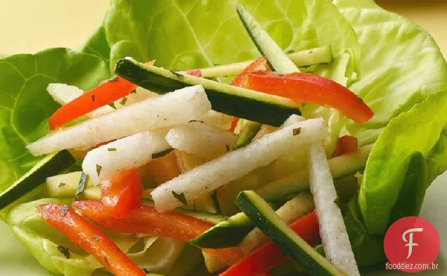 Salada de jicama, abobrinha e pimenta vermelha