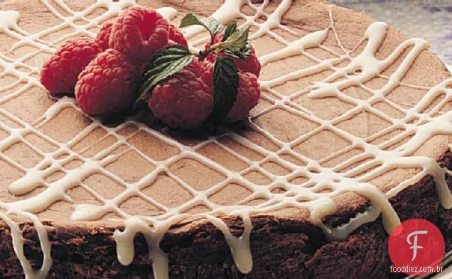 Cheesecake de chocolate agridoce com molho de trufas brancas