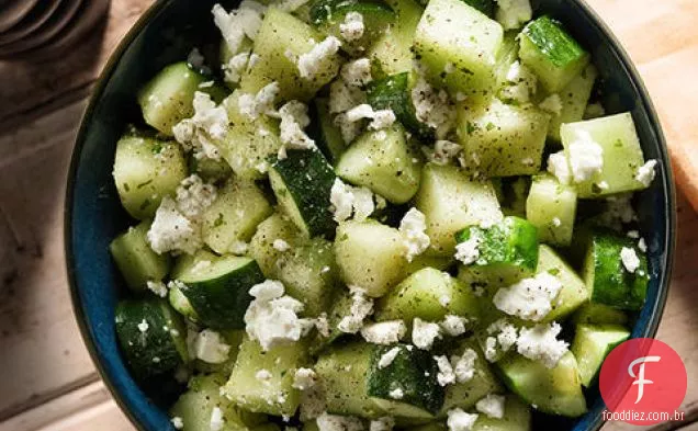 Salada de melão e pepino com queijo Feta, pimenta preta e hortelã