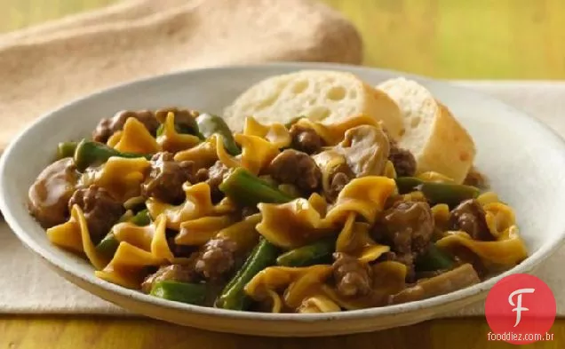 Ceia de feijão verde e macarrão de carne