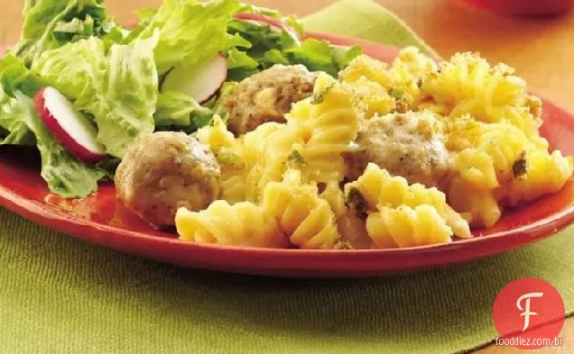 Caçarola de macarrão e queijo com almôndegas
