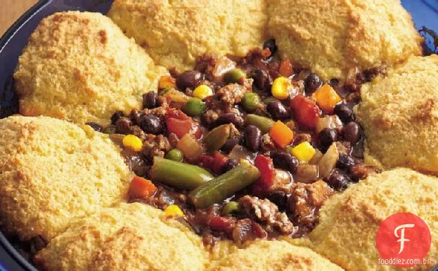 Caçarola De Pimentão De Feijão Preto Com Cobertura De Pão De Milho