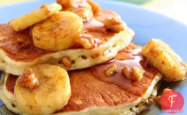 Aveia-panquecas de açúcar mascavo com xarope de banana e noz