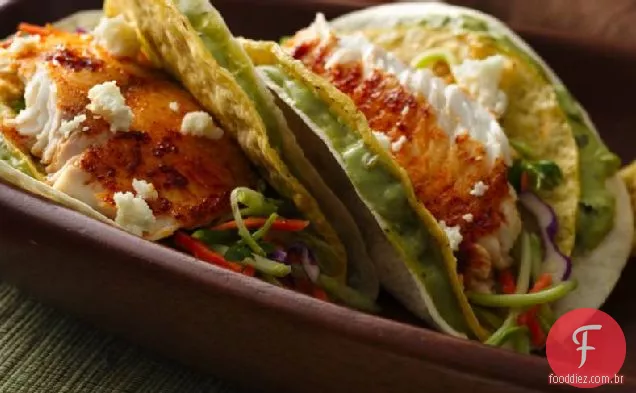 Tacos de peixe macios e crocantes