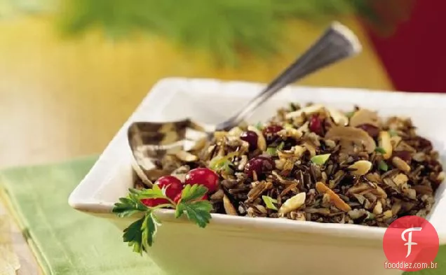 Arroz selvagem de fogão lento com Cranberries