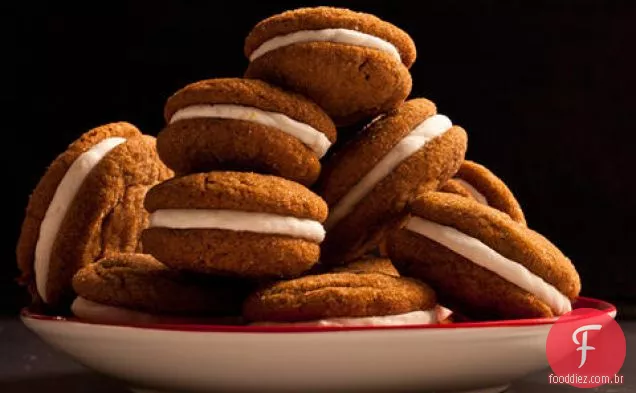 Biscoitos sanduíche Gingersnap com recheio de limão