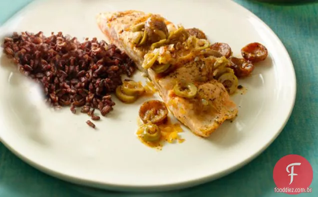 Salmão com salsicha Andouille e azeitonas verdes