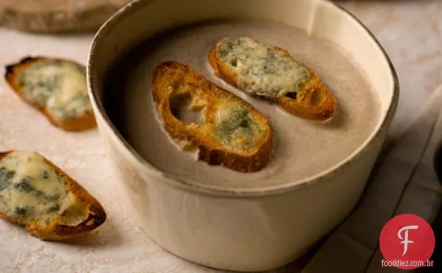 Sopa cremosa de cogumelos com torradas de queijo azul