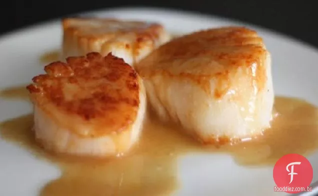 Vieiras grelhadas com alho Beurre Blanc