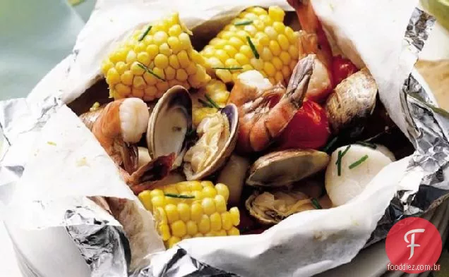Pacotes de frutos do mar grelhados com manteiga de Cebolinha