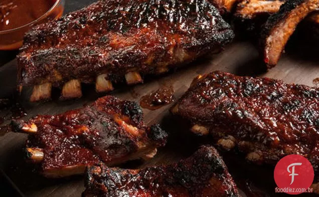 Costelas de porco fáceis da parte traseira do bebê do BBQ