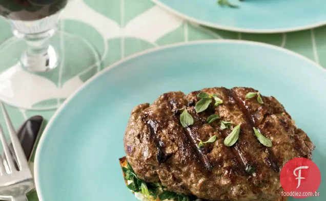 Bife de cordeiro picado com espinafre com alho