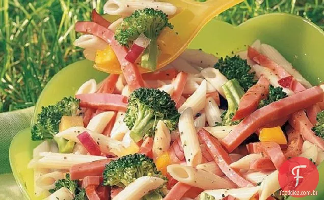 Salada italiana de presunto e macarrão