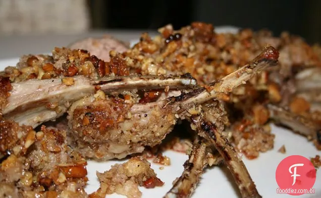 Cordeiro Com Crosta De Noz-Pecã E Sálvia