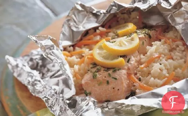Pacotes de salmão grelhado com limão e ervas