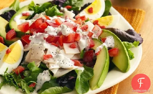 Saladas individuais de Cobb De Frango Com Molho De Queijo Azul
