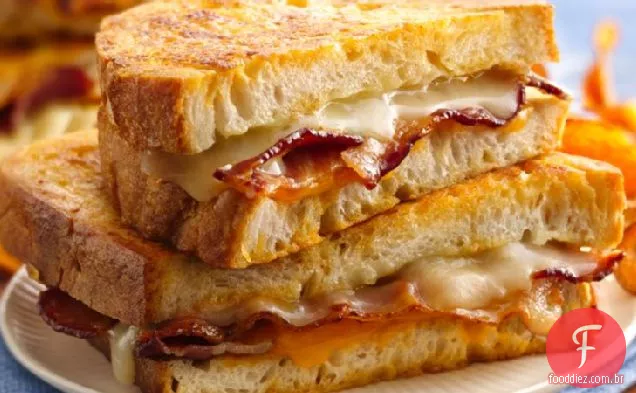 Sanduíches De Queijo Grelhado Com Cerveja