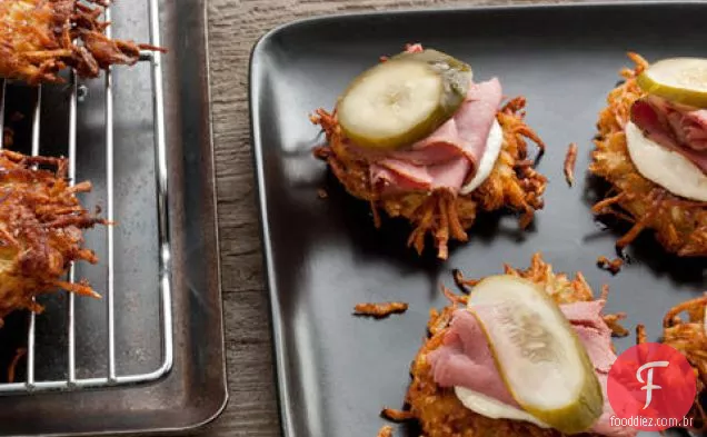 Latkes de raiz de aipo com Pastrami